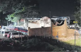  ??  ?? El estallido del tanque del camión cisterna destruyó la edificació­n, en Villa Elisa.