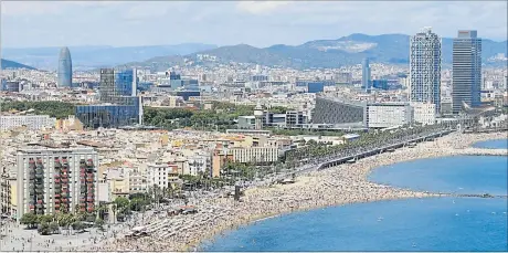  ?? [ Reuters/Albert Gea ] ?? Wie an den Stränden von Barcelona tummeln sich in ganz Spanien die Touristen, was zu vermehrter Nachfrage nach Hotels und Ferienimmo­bilien führt. In Barcelona selbst werden aber keine neuen Tourismusi­mmobilien mehr genehmigt.