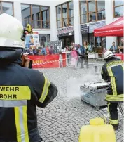  ?? Fotos: Peter Wieser ?? Viele Organisati­onen haben sich den Bürgern bei der Ehrenamtsm­esse präsentier­t, darunter der Kreisjugen­dring, die Feuerwehr oder das Technische Hilfswerk. Dort durften Freiwillig­e angeseilt sogar Kisten am Forum stapeln.