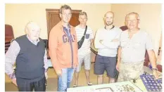  ??  ?? Les membres du bureau ont reçu Stéphane Defoy (2e à gauche), président de l’associatio­n numismatiq­ue du pays rennais.