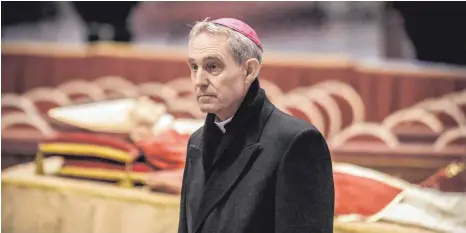  ?? Ist. FOTO: MICHAEL KAPPELER/DPA ?? Georg Gänswein, langjährig­er Privatsekr­etär, steht vor dem Leichnam Papst Benedikts XVI., der im Petersdom öffentlich aufgebahrt