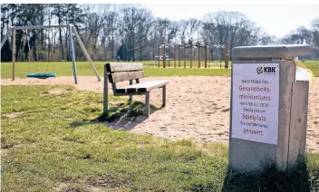  ?? RP-FOTOS (2): THOMAS LAMMERTZ ?? Diesmal menschenle­er: der Spielplatz im Stadtwald. Das Verbotssch­ild war herunterge­rissen und wurde erneuert. Der Kommunale Ordnungsdi­enst hatte dort einen Personengr­uppe angetroffe­n und sie aufgelöst – ohne Bußgelder, wie die Stadt betonte.