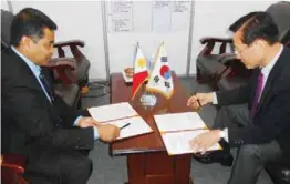  ??  ?? Dr. Alvindia (left) and KAMICO chairman Shin Gil Kim signing the MOU on the collaborat­ion of PhilMech and Kamico to promote mechanizat­ion in the Philippine­s.