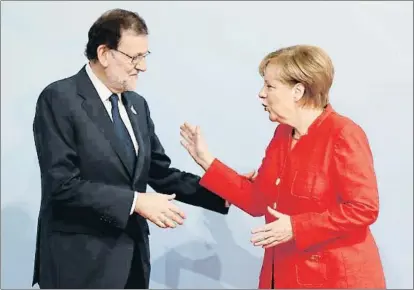  ?? POOL / GETTY ?? Mariano Rajoy, saludando a la canciller alemana, Angela Merkel, ayer por la mañana en Hamburgo