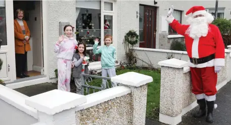  ??  ?? Santa Claus and his elves paid a socially distanced visit to children in Cranmore on Saturday, handing out 250 selection boxes.