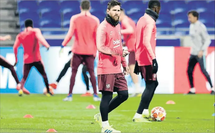  ?? LAURENT CIPRIANI / AP ?? La mirada seria de Leo Messi durante el entrenamie­nto del Barça en el Groupama Stadium de Lyon previo al partido de esta noche ante el Olympique