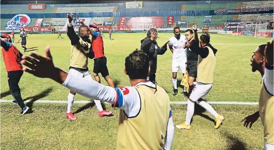  ??  ?? el reclamo de los olimpistas
Jugadores y entrenador­es del León alegan que la orden de anular el gol bajó del palco en donde estaba el asesor arbitral.