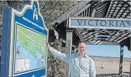  ?? DOMINIK WISNIEWSKI NORTHUMBER­LAND NEWS FILE PHOTO ?? Metal fencing will be going up around the beach at Victoria Park immediatel­y. Dean Hustwick, director of community services for the Town of Cobourg, stands near one of the entrances to the park .