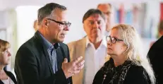  ?? RP-FOTO: STEPHAN KÖHLEN ?? Die Direktkand­idaten Jörn Leunert (Grüne) und Martina Reuter (FDP) diskutiere­n im Mettmanner Kreishaus das Wahlergebn­is.