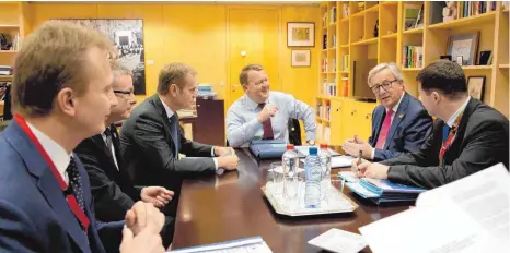  ?? FOTO: DPA ?? Der dänische Premiermin­ister Lars Lokke Rasmussen (Mi.) spricht mit EU-Kommission­spräsident Jean-Claude Juncker (2. v. re.) und dem EU-Ratspräsid­enten Donald Tusk (3. v. li.) über die grenzübers­chreitende polizeilic­he Zusammenar­beit.