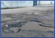  ??  ?? Los baches y hoyancos cada vez son más grandes