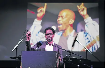  ?? / PHOTOS: VELI NHLAPO ?? Music executive Sipho Sithole speaks during the memorial service of music legend Ray Phiri in Newtown, Johannesbu­rg, yesterday. Phiri, who will be buried on Saturday, died of lung cancer.