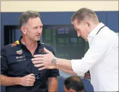  ?? ?? Christian Horner, izquierda, habla con Jos Verstappen en Sakhir.