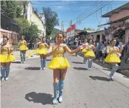  ??  ?? Belleza. Como es costumbre, los centros educativos llevaron a lindas señoritas como cachiporra­s.