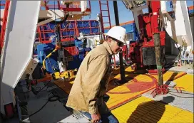  ?? SPENCER PLATT / GETTY IMAGES 2015 ?? The Patterson 298 drilling rig in Mentone, which went into service at the start of 2015, was the first drilling rig in Texas to be fueled solely by natural gas. At the time, U.S. exploratio­n was falling due to a deep slump in prices, but the squeeze...