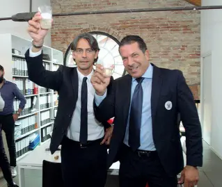  ??  ?? Brindisi d’addio Pippo Inzaghi e Joe Tacopina, per due stagioni una coppia vincente (Errebi)
