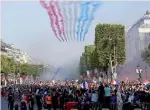  ??  ?? La Patrouille de France survolant les Champs-Elysées