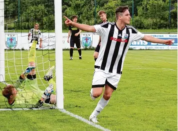  ?? Foto: Otmar Selder ?? Valentin Enderle jubelt über sein Tor zum frühen 1:0 gegen den BC Aresing. Der TSV Friedberg siegte mit 4:0 und sicherte sich damit vorzeitig die Meistersch­aft und den Aufstieg in die Kreisliga.