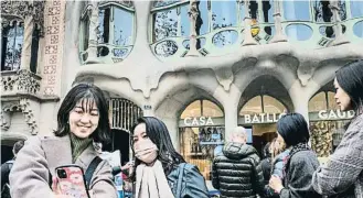  ?? Xavi r C rv ra ?? Turistas frente en la Casa Batlló de Barcelona