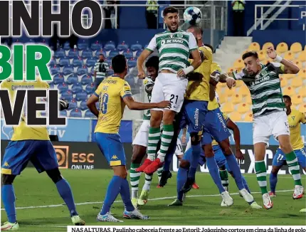  ??  ?? NAS ALTURAS. Paulinho cabeceia frente ao Estoril; Joãozinho cortou em cima da linha de golo