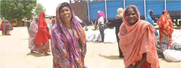  ??  ?? Women in one of the Maiduguri IDP camps receiving relief items from Mohammadu Indimi Foundation