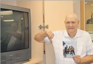  ?? DAVE STEWART/THE GUARDIAN ?? George Adams of Boston, Mass., gives Bell TV one big thumbs down. He has spent the past two years fighting with Bell over setting up and suspending his temporary P.E.I. account for a few weeks in the summer.