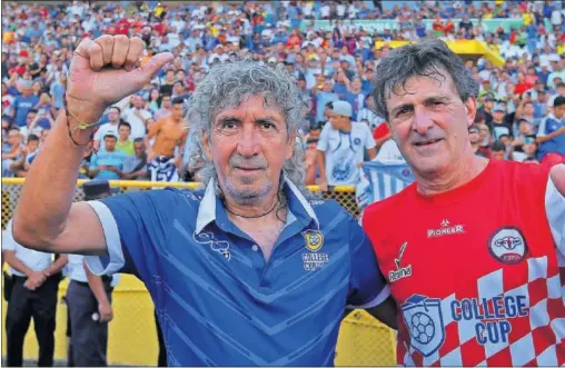  ??  ?? MUCHA CALIDAD ABRAZADA. Mágico González y Kempes estuvieron juntos en todo momento. Los dos demostraro­n mucha complicida­d dentr