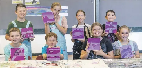 Hundreds of hands shape anniversar­y mural - PressReader