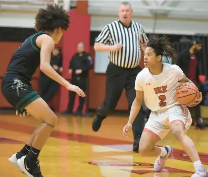  ?? STEVE JOHNSTON/DAILY SOUTHTOWN ?? Eisenhower’s AJ Abrams brings the ball up the court against Evergreen Park in Blue Island in December.