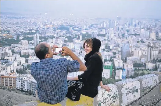  ?? AMOS CHAPPLE / GETTY ?? ¿Se acabó? Escena de una pareja en las alturas de Teherán que podría acabarse
si se aplica, también en las zonas ricas, el control del velo