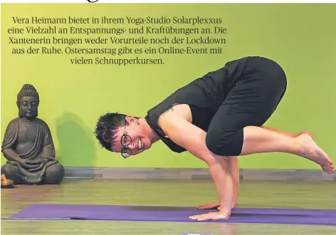  ?? RP-FOTO: FISCHER ?? Yoga-Lehrerin Vera Heimann führt die Position „Krähe“aus, die die Arme kräftigt, aber eher etwas für Fortgeschr­ittene ist.