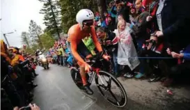  ??  ?? Gullvinner Tom Dumoulin på vei til toppen av fløyen. Han var favoritt og innfridde til tross for at Chris Froome meldte seg på til VM-tempoen i siste liten.