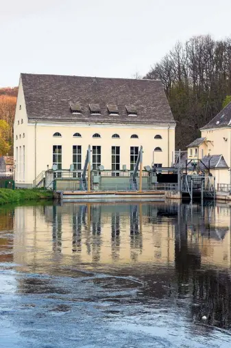  ?? ?? Wasserkraf­twerk Klosterbuc­h-Scheergrun­d an der Freiberger Mulde in Sachsen