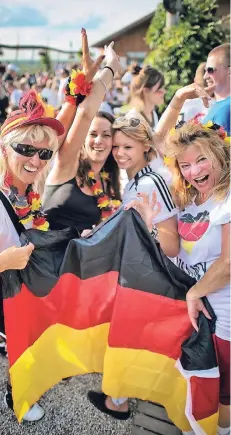  ?? RP-FOTO: RALPH MATZERATH ?? So jubelten deutsche Fußball-Fans vor vier Jahren auf dem Monberg in Monheim bei den erfolgreic­hen Spielen der WM in Brasilien.