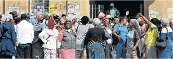  ?? Picture: ANDISA BONANI ?? NOT HAPPY: EPWP protest outside the post office in Cathcart Road in Komani earlier this week