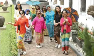  ?? IMAM HUSEIN/JAWA POS ?? WARNA-WARNI: Sebagian penggiat komunitas Perempuan Berkebaya Indonesia saat ditemui di Museum Nasional. Mereka mengenakan kebaya untuk aktivitas sehari-hari.