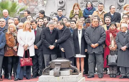  ?? (RAIMUNDO VIÑUELAS) ?? Juntos, pero no tanto. Mestre y Massei mantuviero­n sus diferencia­s por la consulta popular.