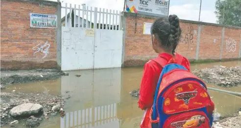  ??  ?? El centro educativo anegado es el Ticic, con clave CCT 15EPR48262, de tiempo completo. Vecinos claman ayuda porque temen que ahí se desarrolle­n infeccione­s.