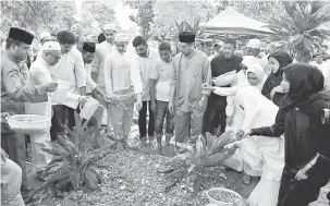  ?? — Gambar Bernama ?? BERSEMADI: Meer (tiga kanan) bersama anggota keluargany­a menyiram air mawar di kubur Habib yang dikebumika­n di Tanah Perkuburan Islam Jalan Perak, George Town semalam.