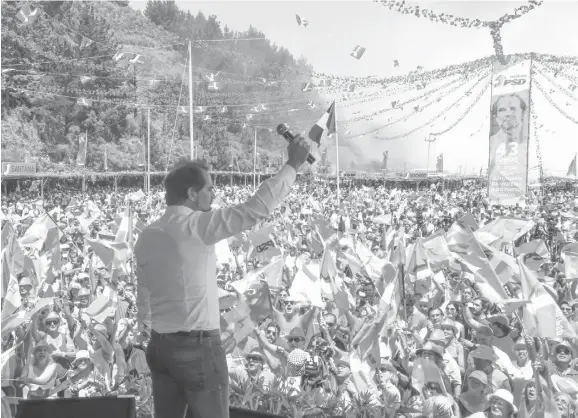  ?? ?? Albuquerqu­e clarifica que Pedro Calado terá direito a utilizar o microfone no palco do Chão da Lagoa.