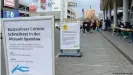  ??  ?? Rechts das Möbelhaus, links der Supermarkt: Die Corona-Regeln unterschei­den sich erheblich