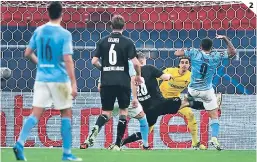  ??  ?? (1) Ferland Mendy celebra el gol que le dio el triunfo a los Blancos. (2) Gabriel Jesús anotó el tanto de la tranquilid­ad para el Ciudadano.