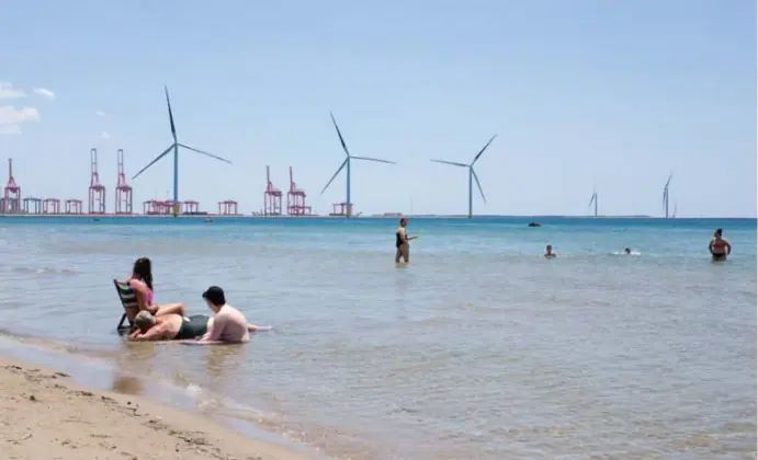  ?? © ?? De windmolens in het Zuid-Italiaanse Taranto zijn het eerste offshore windmolenp­roject in de Middelland­se Zee.
SamueleVin­centi