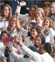  ?? SAUL LOEB AGENCE FRANCE-PRESSE ?? Les élues américaine­s s’étaient habillées de blanc, mardi, pour marquer le centième anniverair­e des suffragett­es.