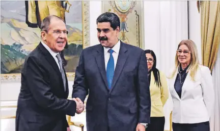  ?? EL PAÍS ?? Caracas. Nicolás Maduro (derecha) estrecha la mano a Serguéi Lavrov, ministro de Exteriores del Gobierno de Rusia, en reunión de este viernes.