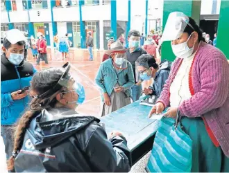  ?? Foto | Efe | LA PATRIA ?? Unos 25 millones de peruanos acudieron ayer a votar para elegir al nuevo presidente para el periodo 2021- 2026, dos vicepresid­entes, 130 legislador­es y cinco representa­ntes para el Parlamento Andino.