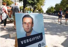  ??  ?? Pano s portretom Navalnega in podpisom »zastruplje­n« že nekaj časa stoji pred ruskim veleposlan­ištvom v Berlinu, na bulvarju Unter den Linden.