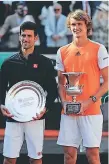  ??  ?? Djokovic y Zrevev en la final del Masters de Roma.