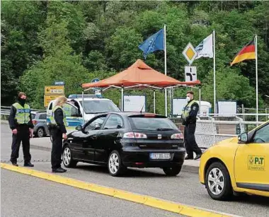  ?? Foto: V. Bingenheim­er ?? Wie hier auf der Brücke bei Grevenmach­er wurden an den vergangene­n Tagen viele Kontrollen zwischen Luxemburg und Deutschlan­d durchgefüh­rt, um das Corona-virus einzudämme­n.