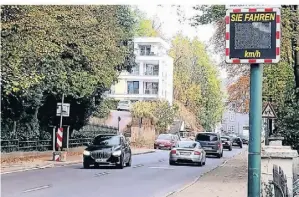  ?? FOTO: BÜBA ?? Auf der Bachstraße gilt seit August 2022 eine Höchstgesc­hwindigkei­t von 30 km/h. Auch das ist Teil des Lärmschutz­aktionspla­ns.